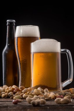 Dağınık fıstık ve bira