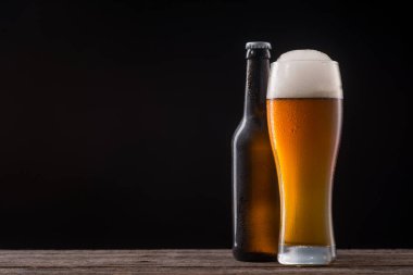 şişe ve bardak bira
