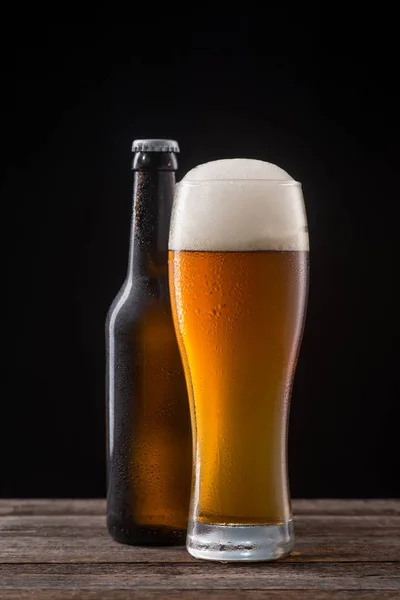 Μπουκάλι και το ποτήρι της μπύρας — Φωτογραφία Αρχείου