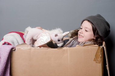 Eski oyuncakla oynamak kız