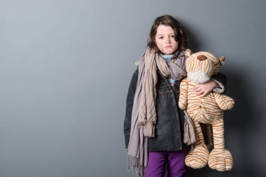 Kirli yüzü ile yalnız kız