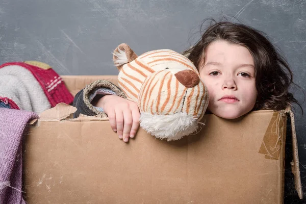 Dirty face and old toy — Stock Photo, Image