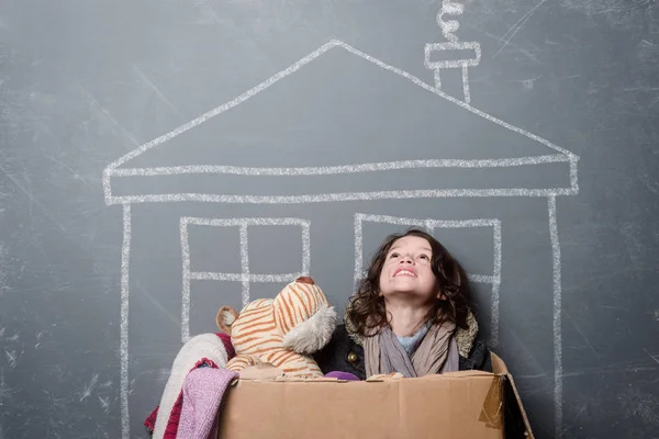 Ragazza sorridente e vecchio giocattolo — Foto Stock