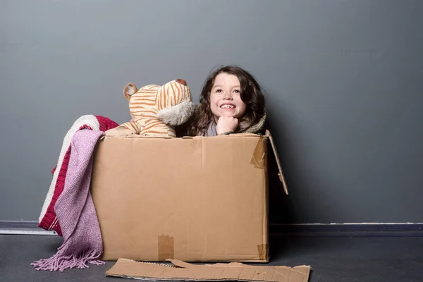 Happy kid and paper box — Stock Photo, Image