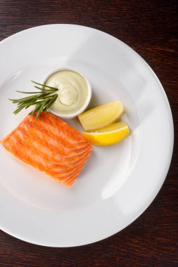 Beyaz plaka üzerinde Besleyici yemek