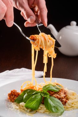 İki çatal üzerinde lezzetli makarna