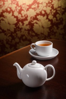 Beyaz seramik hizmeti ön planda