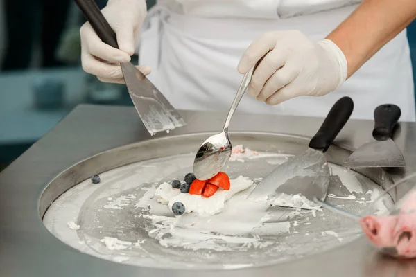 Ice cream with berries — Stock Photo, Image