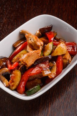 Sebze ile lezzetli tavuk