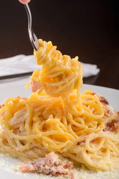 Delicioso Carbonara com um garfo — Fotografia de Stock