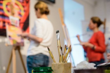 Sanatsal fırçaların ile sahibi