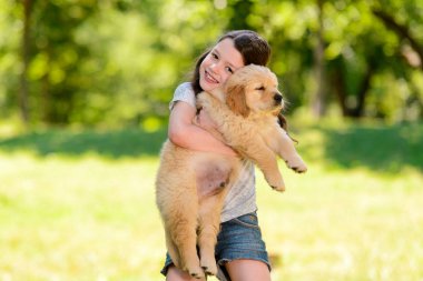 Çocuk bir köpek yavrusu sarılma