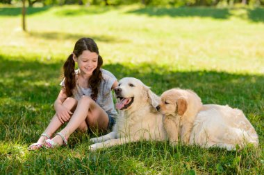 Küçük kız köpekler yürüyüş
