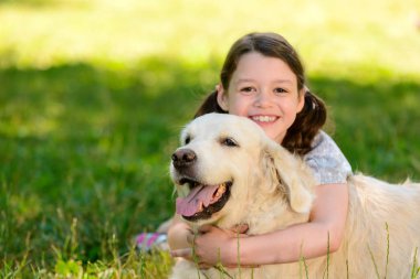 Kız köpeğini sarılma