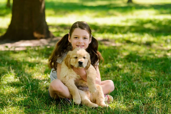 Schattig meisje haar huisdier te houden — Stockfoto