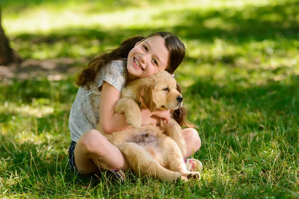 Ragazza che gioca con un cane — Foto Stock