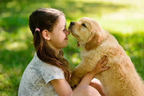 Ung flicka och hennes husdjur — Stockfoto