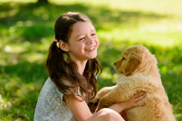 Děti a štěně zelené — Stock fotografie