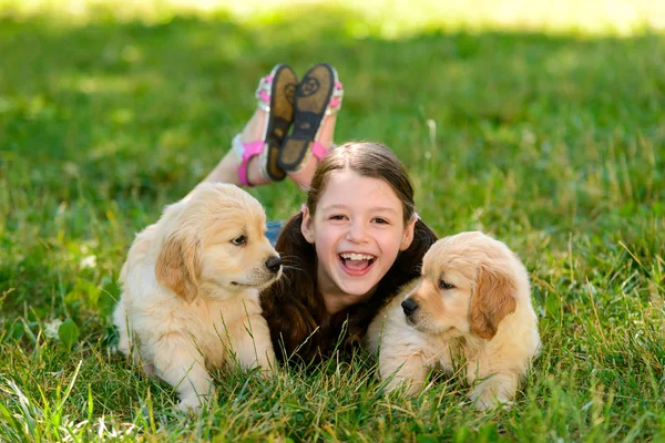 Fille sur flâner avec chiots — Photo