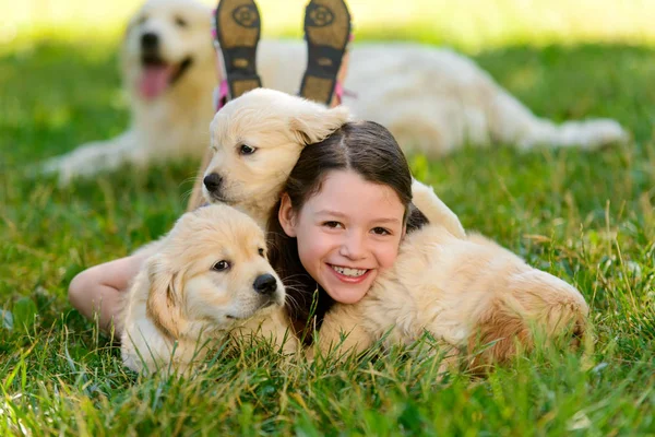 Fille ponte blotti avec des chiots — Photo