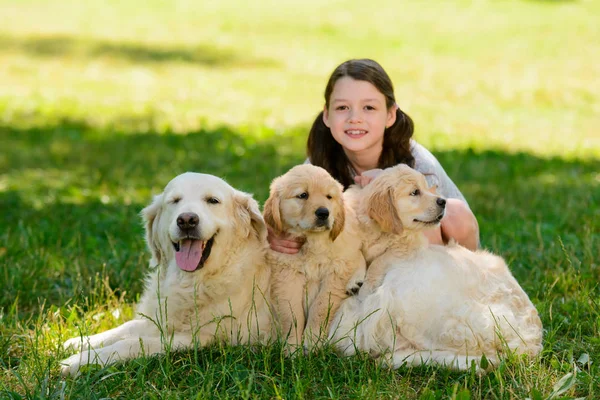 Enfant pose avec des chiens — Photo