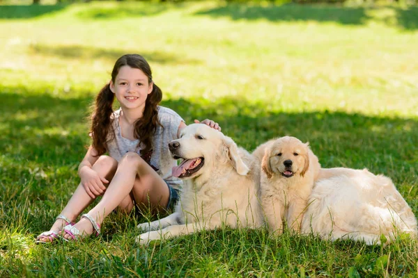 Portrait de fille avec des chiens — Photo