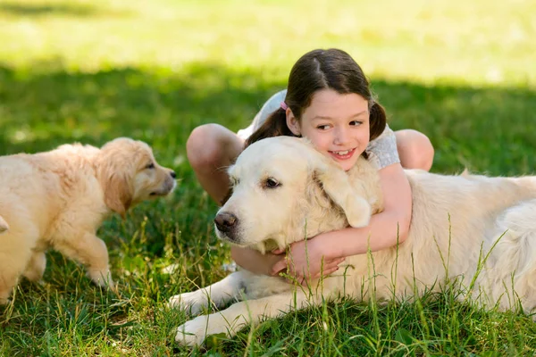 Petite fille embrassant son chien — Photo