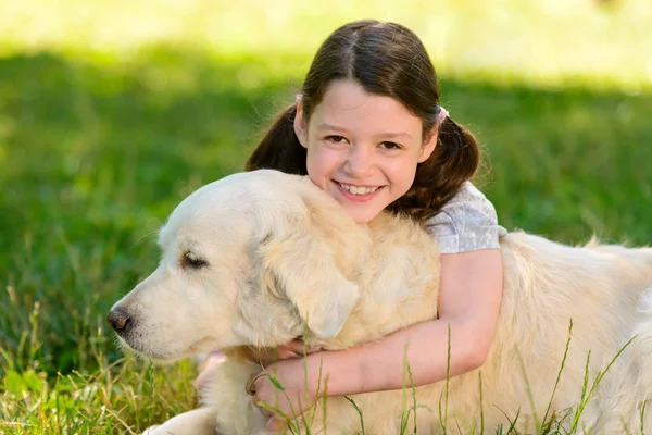 Fille est câlin un chien — Photo