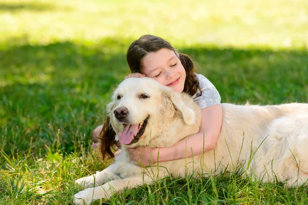 Fille marche un chien — Photo