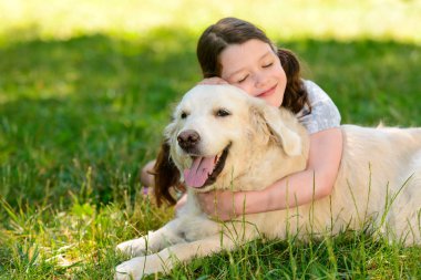 Kız köpeğini kucaklayan