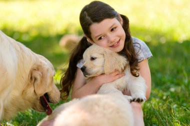 Kız holding golden retriever yavrusu