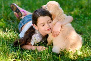 sevimli kız köpeğini kucaklıyor