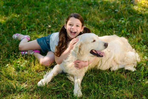 Menina alegre e seu cão — Fotografia de Stock