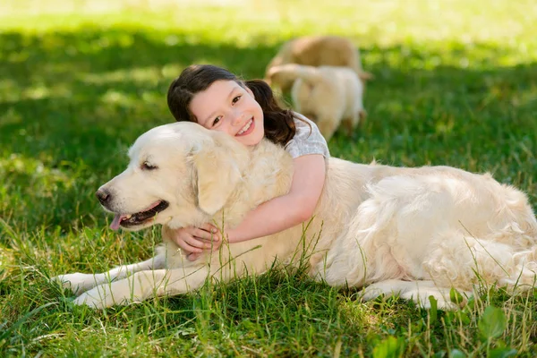 그녀의 애완 동물을 사랑 하는 행복 한 아이 — 스톡 사진
