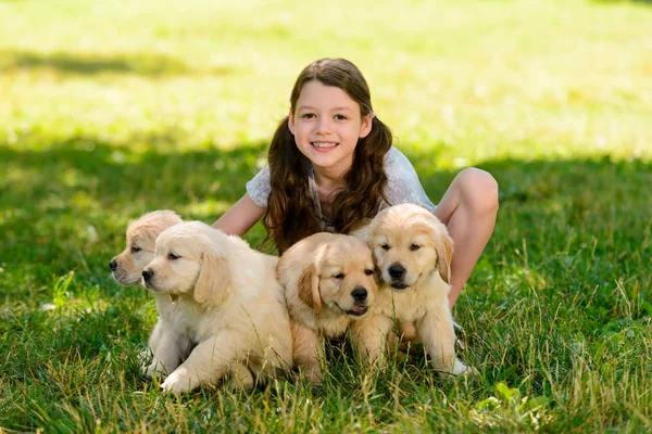 Enfant jouant avec des chiots — Photo