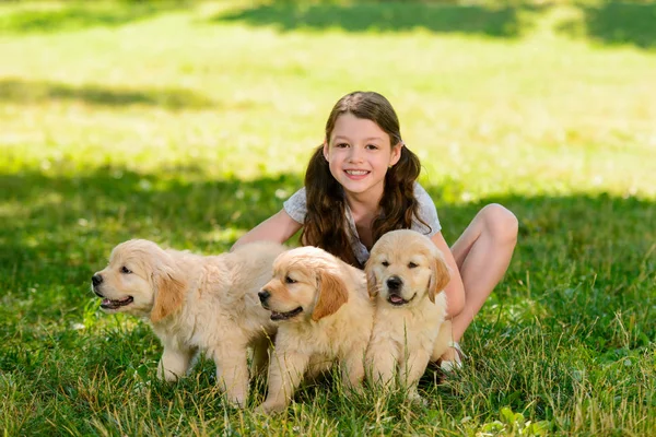 Fille jouer avec les chiots — Photo