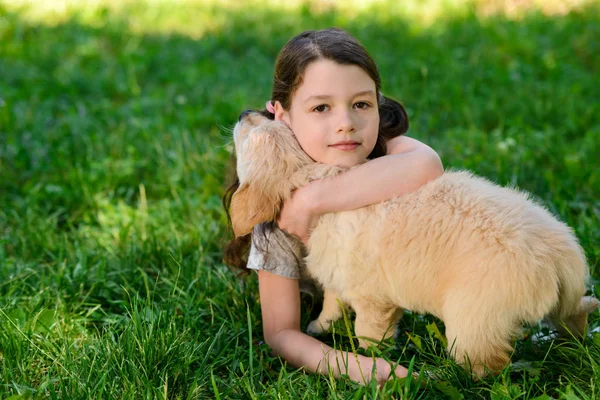 Jeune fille et son animal de compagnie — Photo