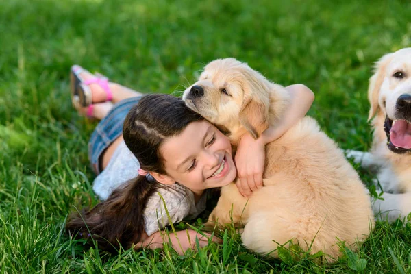 Menina Brincando Com Seus Cães Quintal Criança Bonito Está Abraçando — Fotografia de Stock