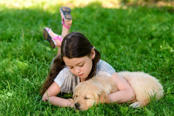 Fille se repose avec chien — Photo