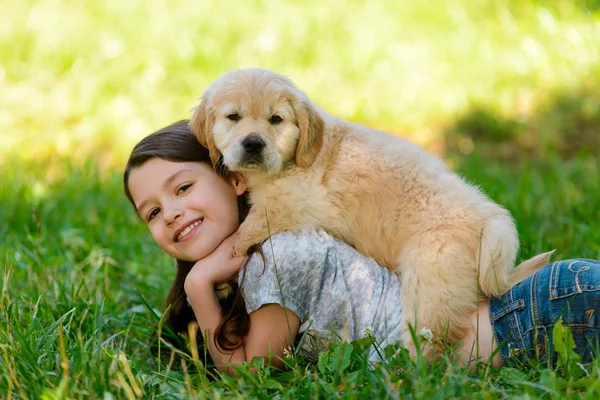 Fille pose avec chien — Photo