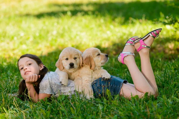 Fille et ses animaux domestiques — Photo