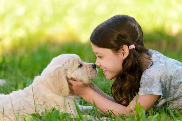 Menina e cachorro — Fotografia de Stock