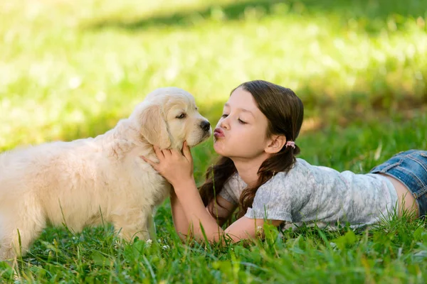 Κορίτσι φιλιά το σκύλο — Φωτογραφία Αρχείου
