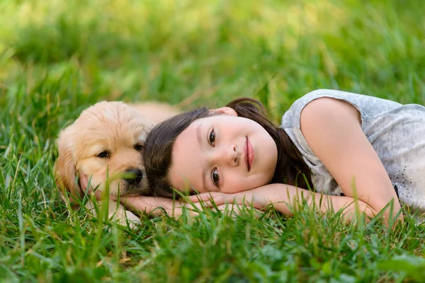 Portret dziewczyny i pies — Zdjęcie stockowe