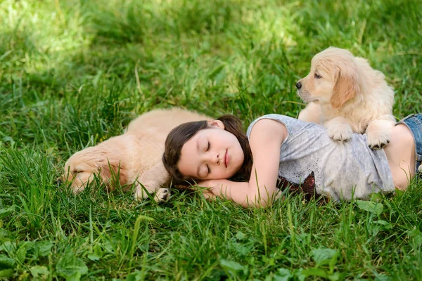 Fille est somnolent avec animaux domestiques — Photo