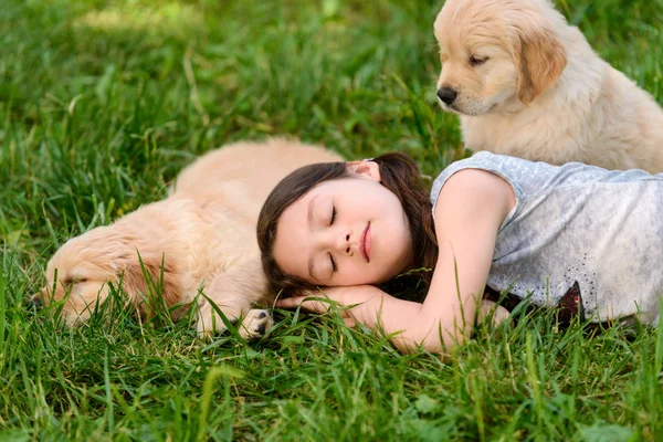 Dívka spí na trávě — Stock fotografie