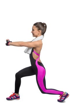 Kadın lunges dumbbells ile yapma