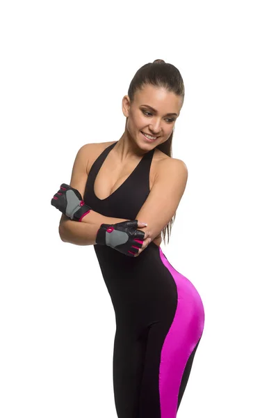 Fitness-Modell mit verschränkten Armen — Stockfoto