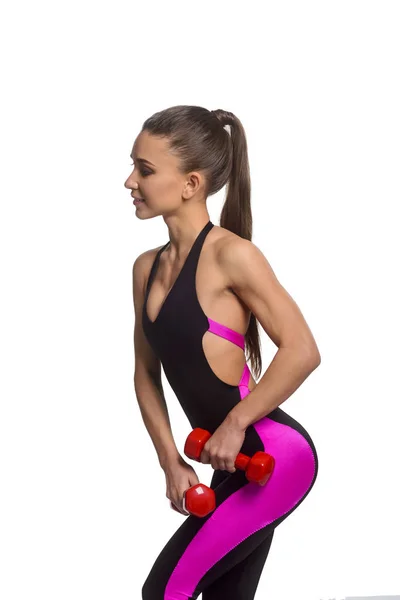 Schlanke Frau trainiert im Fitnessstudio — Stockfoto