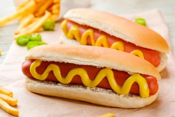 Cachorros-quentes, pimenta e batatas fritas — Fotografia de Stock